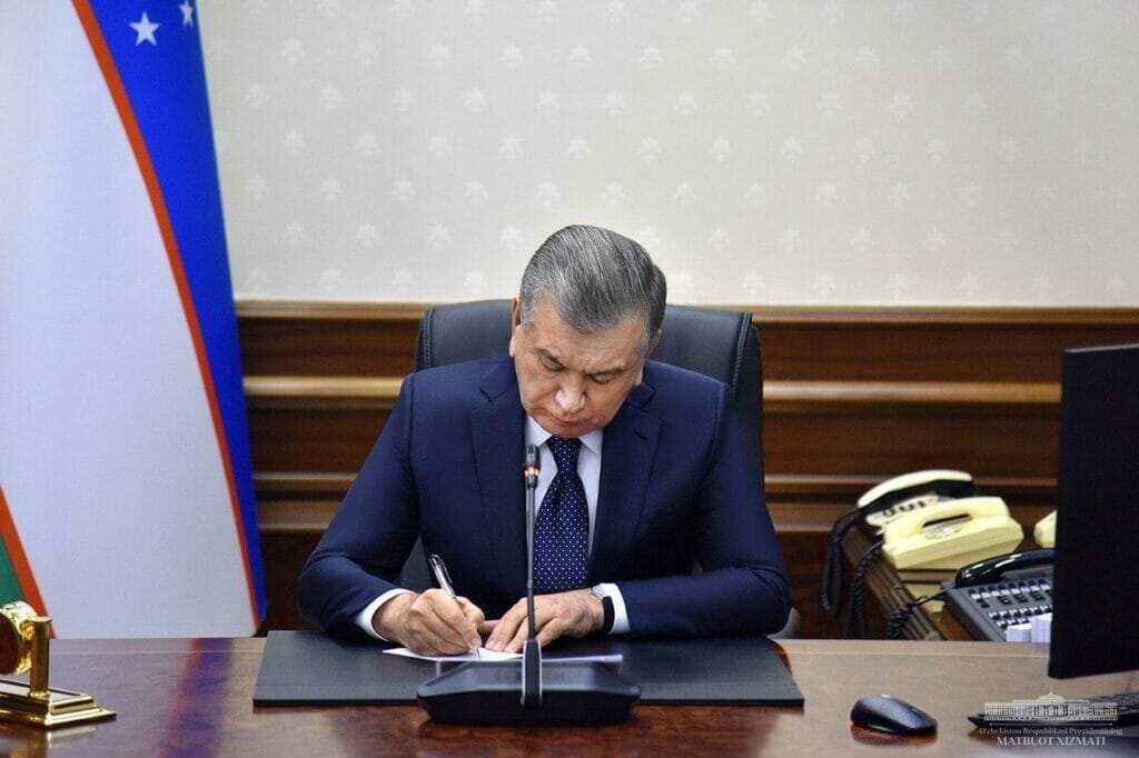 Президент Узбекистана Шавкат Мирзиёев подписал указ о награждении группы педагогов и воспитателей 