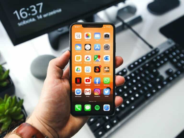 Apple прекращает продажи переходников для наушников