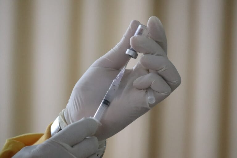 AstraZeneca отзывает вакцину от коронавируса Vaxzevria