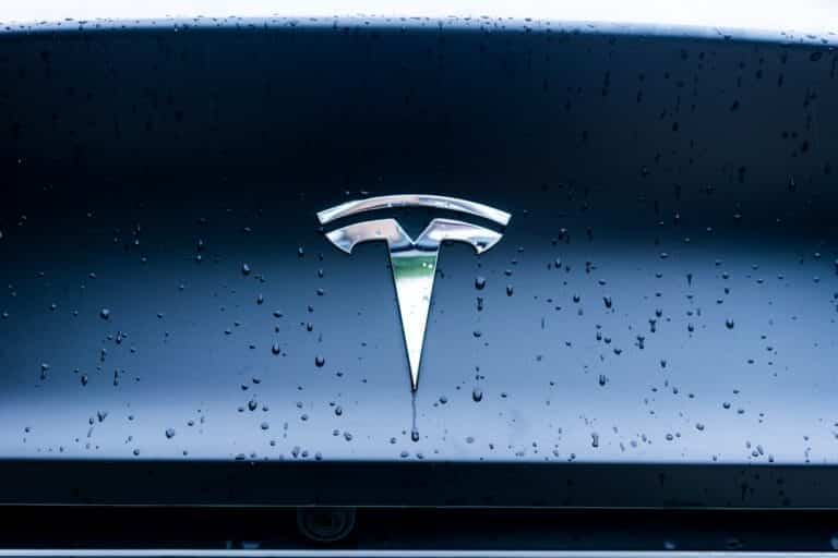 Акции Tesla взлетели после того, как Трамп назвал Маска «супергением»