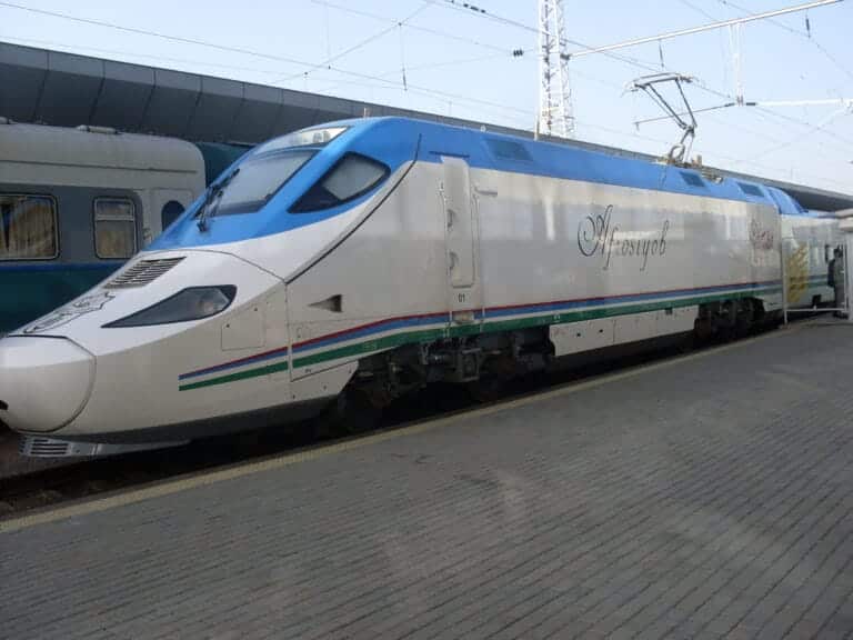 Из Ташкента в Самарканд пустят дополнительные поезда