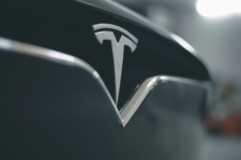 Tesla kompaniyasining bozor qiymati 1 trillion dollardan oshdi