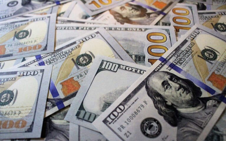 Доллар в Узбекистане вырос до 12 695 сумов
