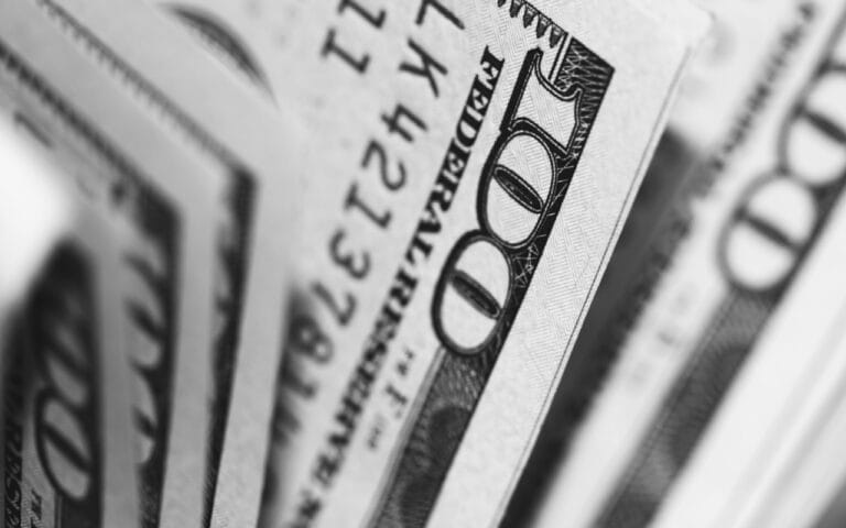 Экономист объяснил причины падения курса доллара