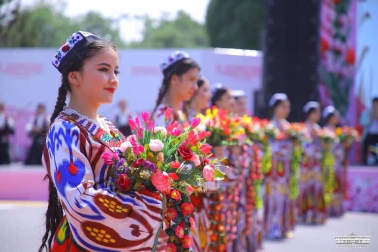 В Намангане открылся международный фестиваль цветов