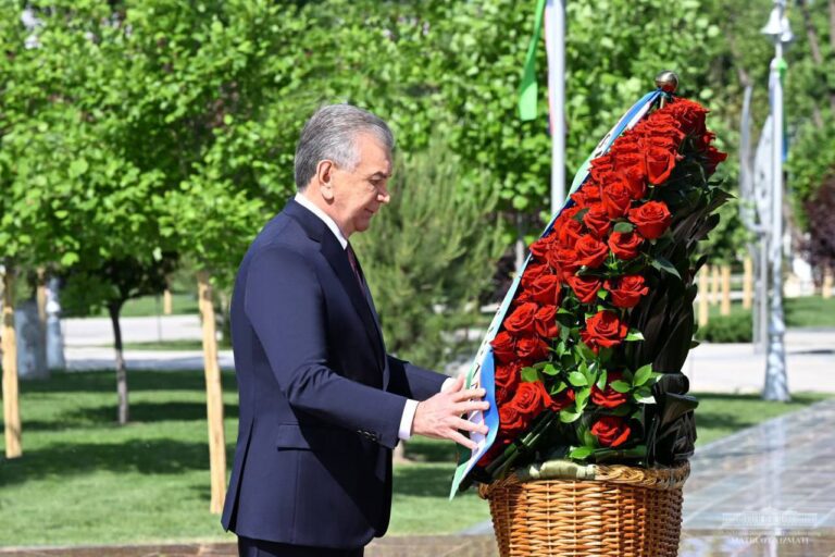 Президент возложил цветы к памятнику «Ода стойкости» — фото