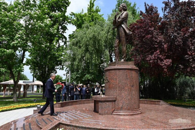 В Ташкенте открыли памятник Батыру Закирову — фото