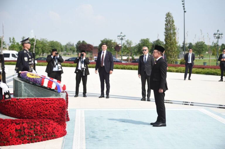 Малазийский премьер-министр возложил цветы к монументу Независимости в Ташкенте — фото
