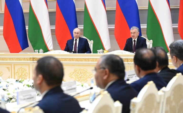Mirziyoyev Putin bilan tonggi soat uchgacha suhbatlashdi