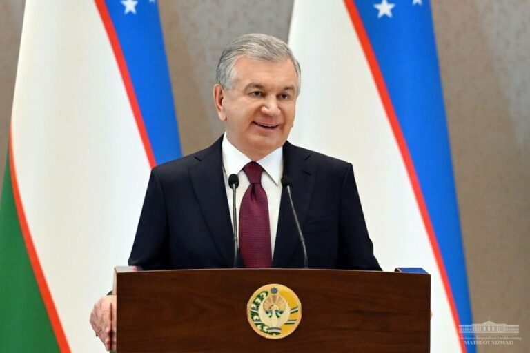 Mirziyoyev bir qator oʻqituvchi va professorlarni taqdirladi