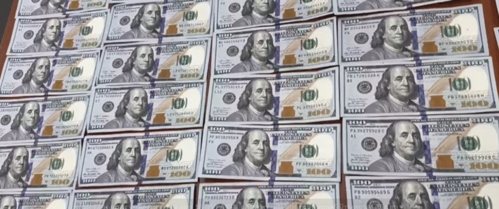 Turkiyaga uchayotgan fuqaro $16 mingni yashirib olib o‘tmoqchi bo‘ldi