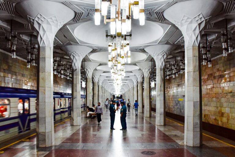 Неполадки в компрессоре привели к остановке поезда в метро Ташкента