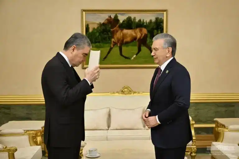 Mirziyoyev Berdimuhamedovga Magtimquli asarlari toʻplamini sovgʻa qildi