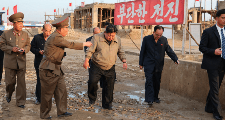 Kim Chen In suv toshqinlaridan zarar ko‘rgan hududlarda bo‘ldi