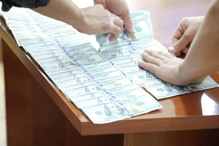 Узбекистанец пытался вывезти $50 тыс. в  мокасинах