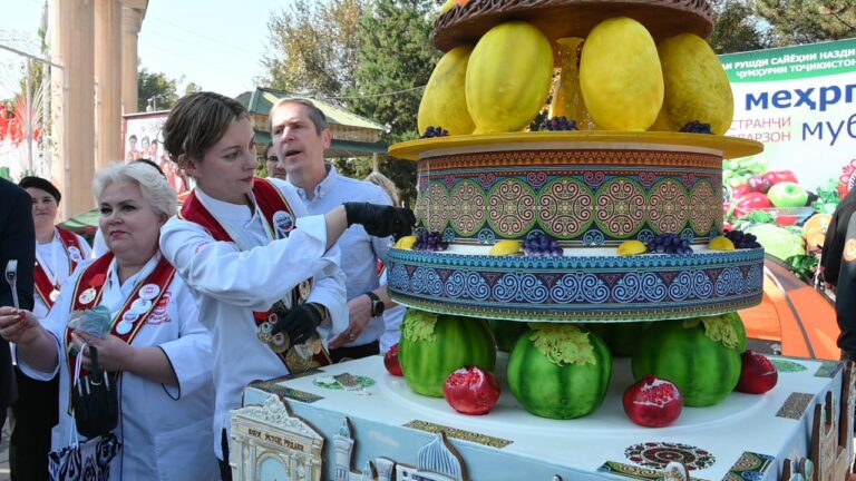 В Таджикистане испекли самый высокий в мире торт