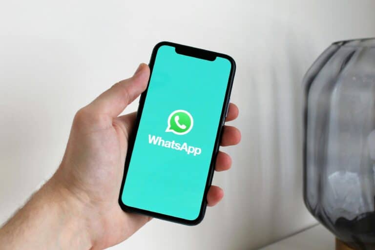 Eron WhatsApp va Google Play'ga taqiqni bekor qildi