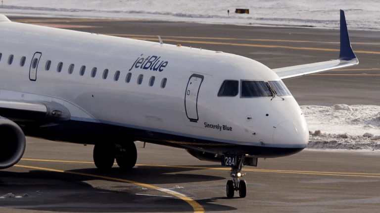 JetBlue samolyotida ikki kishining jasadi topildi