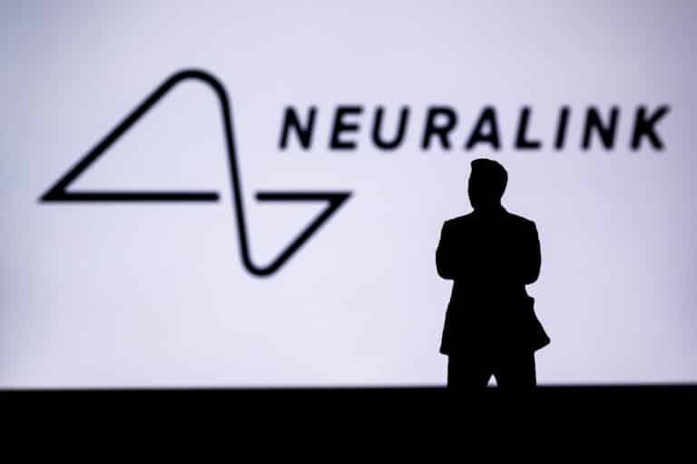 Третий пошел. Еще одному человеку вживил чип Neuralink