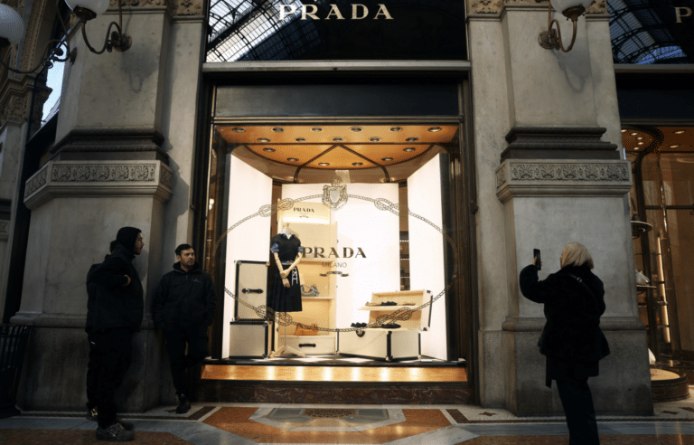 Prada думает о покупке Versace