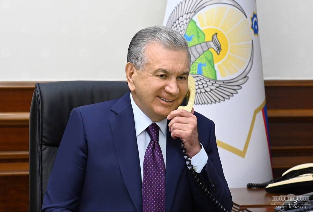 Президент РУз Шавкат Мирзиёев разговаривает по телефону