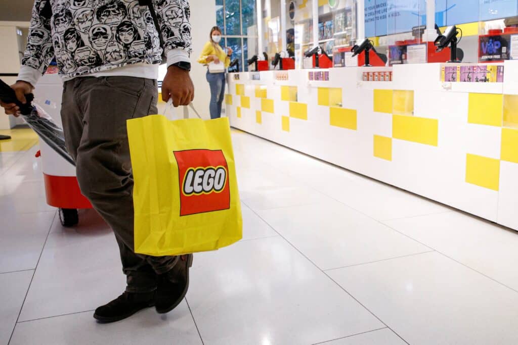 Мужчина с пакетом Lego