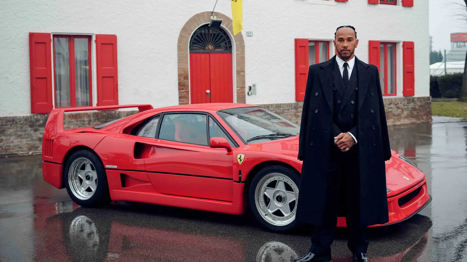 Льюис Хэмилтон на фоне Ferrari F40 и дома Энцо Феррари