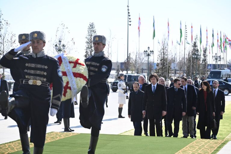 Gruziya Bosh vaziri Mustaqillik monumenti poyiga gul qoʻydi — foto