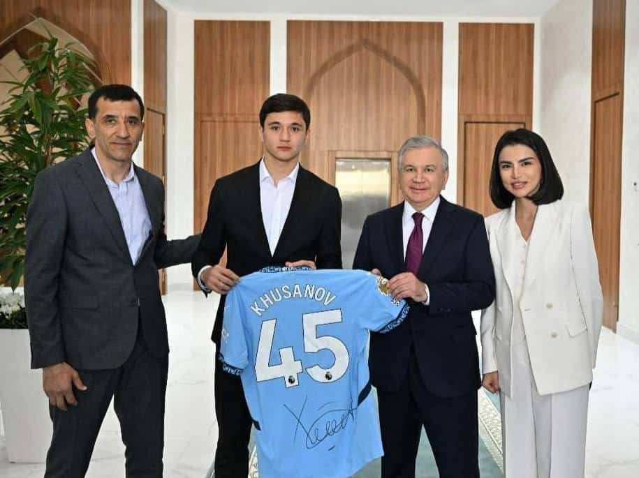 Abduqodir Husanov prezidentga «Manchester Siti»dagi formasini sovg‘a qildi / Foto: O‘zbekiston futbol federatsiyasi