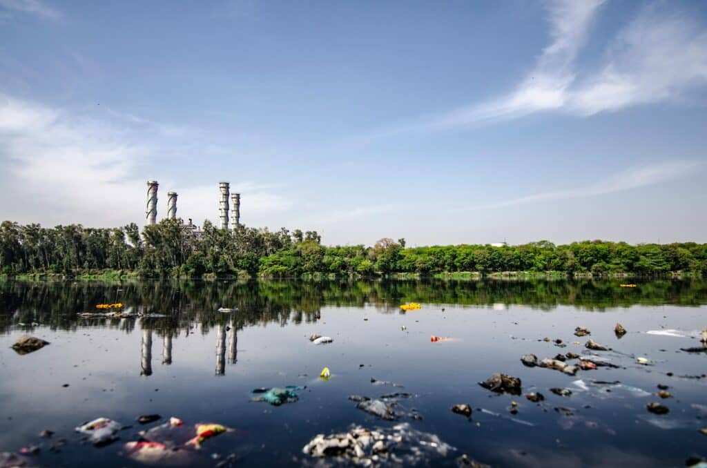 Вода, наполненная мусором и завод