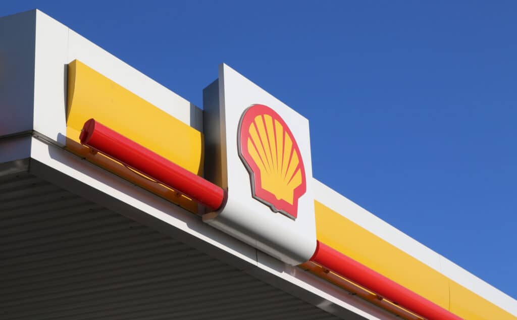 Логотип компании Shell на заправке