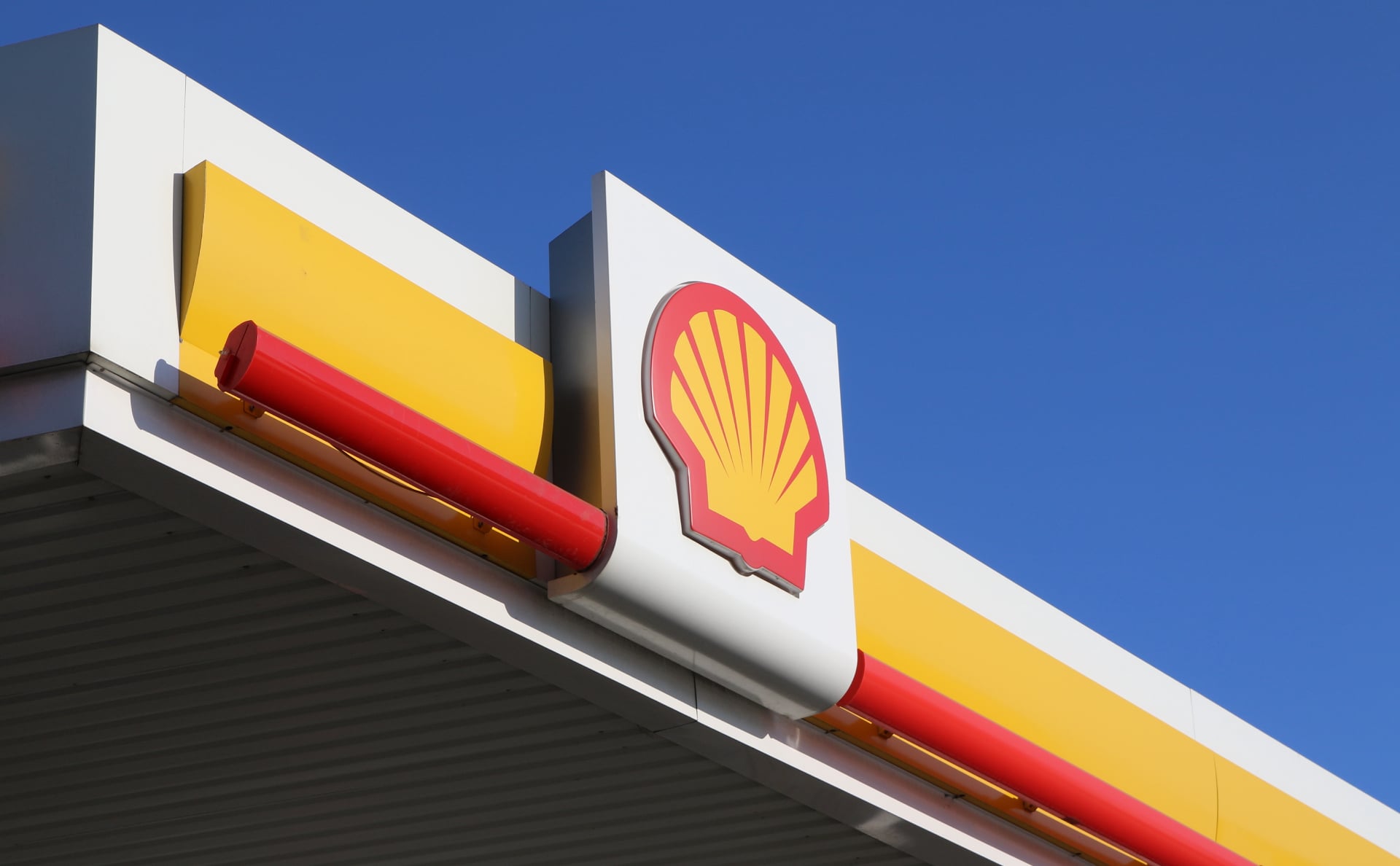 Логотип компании Shell на заправке