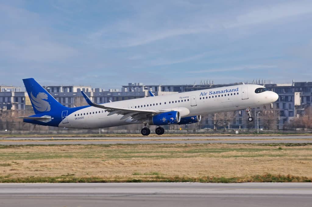 Самолет Air Samarkand взлетает