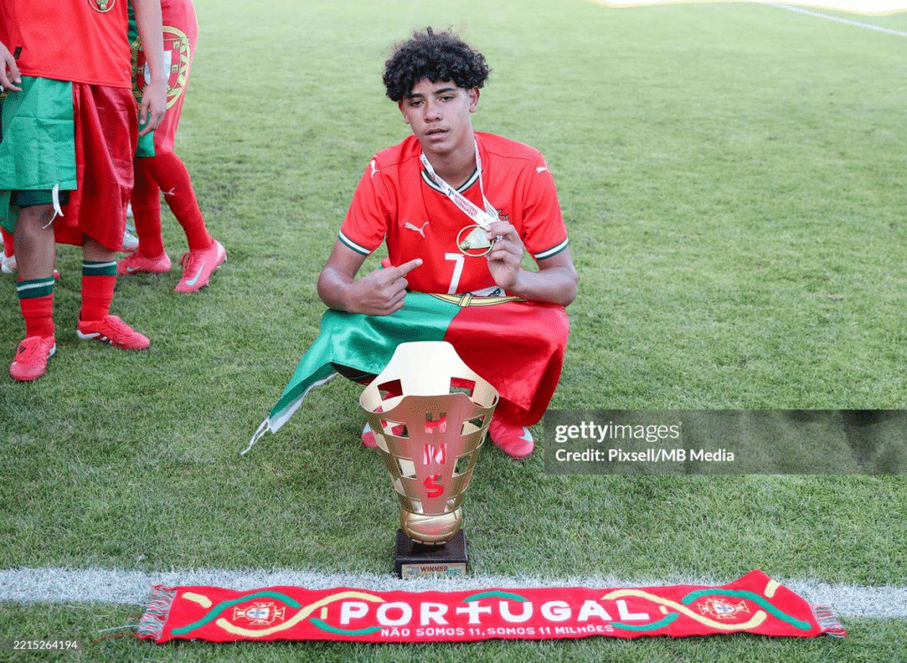 Kichik Krishtianu Ronaldu ilk sovrini bilan tarixga kirdi / Foto: gettyimages
