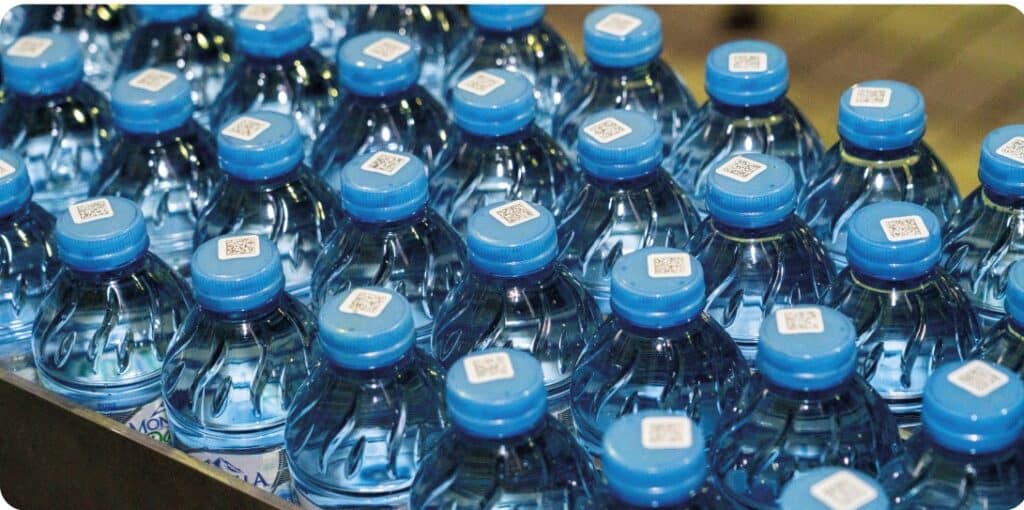 Промаркированные бутылки с водой