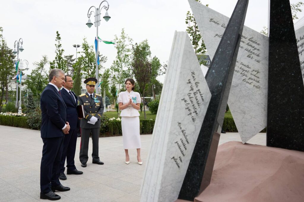 Президент Узбекистана Шавкат Мирзиёев на открытии монумента «Свет памяти» в Ташкентском парке победы