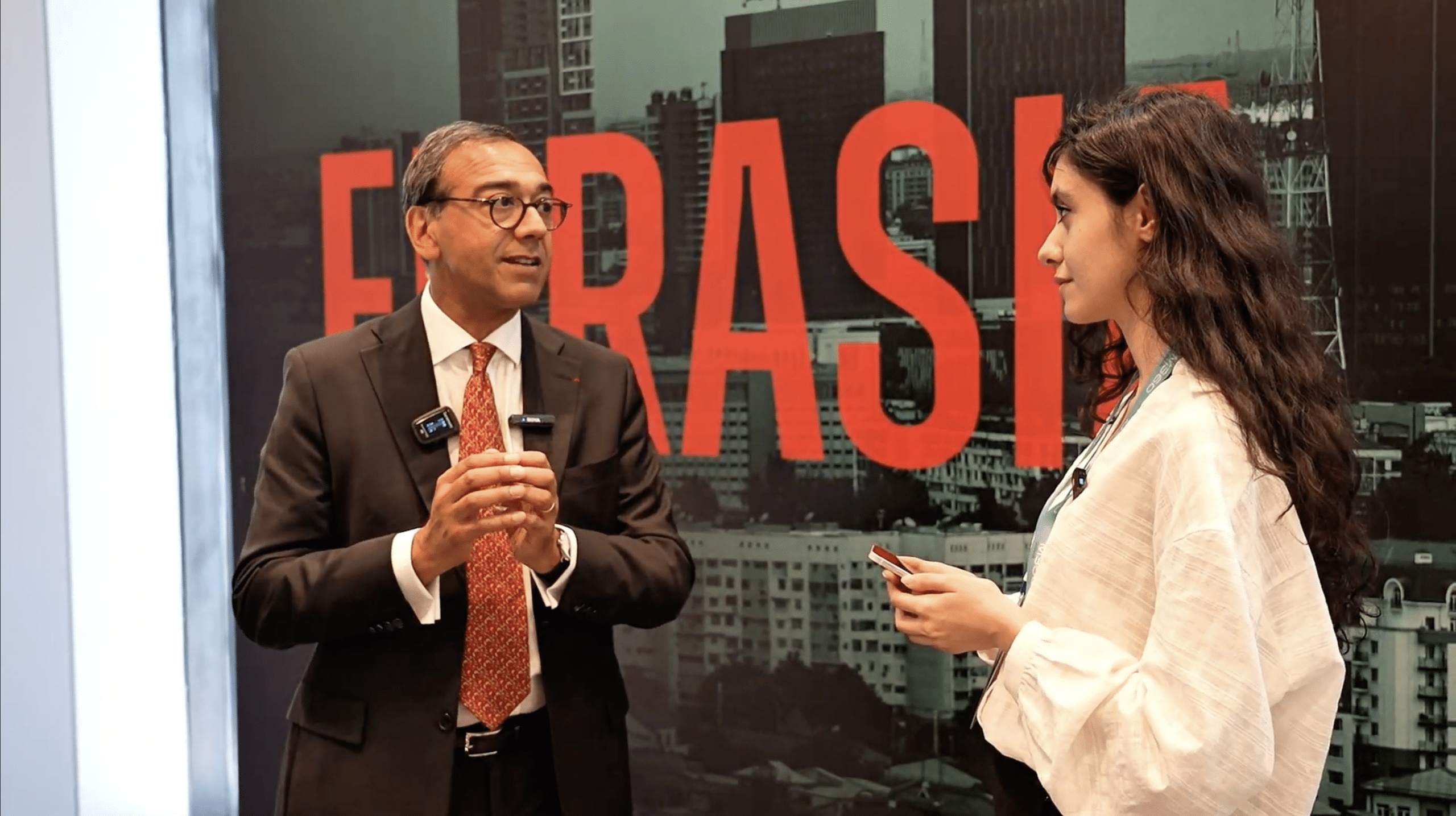 Vivek Badrinath, Director General and Member of the GSMA Board and Sabina Aliyeva, Kursiv Uzbekistan's journalist