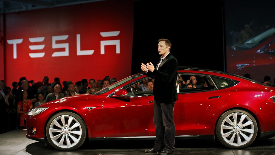 Илон Маск на презентует Tesla красного цвета