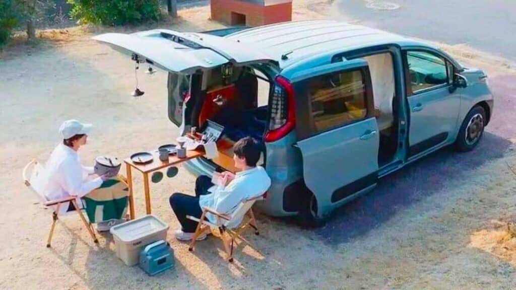 Toyota mashhur Sienta minivenini zavod darajasida kemperga aylantirmoqda / Foto: Toyota