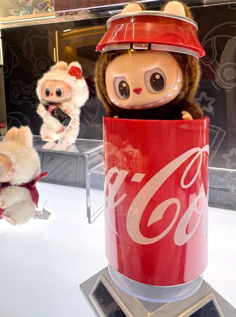 Labubu от Pop Mart из серии The Monsters Coca Cola