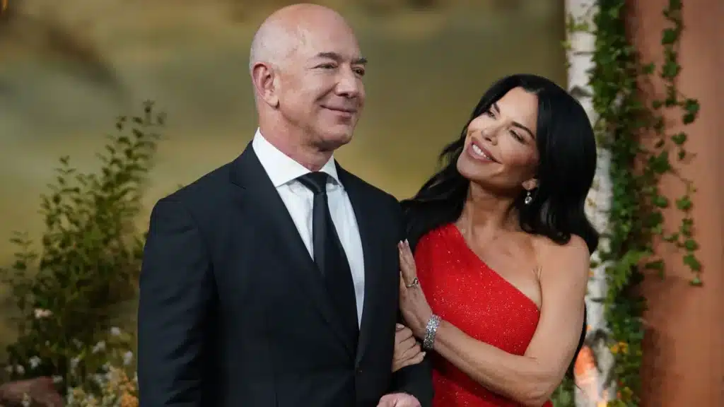 Jeff Bezos va Lauren Sanches to‘y taklifnomasining dizayni tanqidga uchradi / Foto: Yui Mok/PA Images via Getty Images