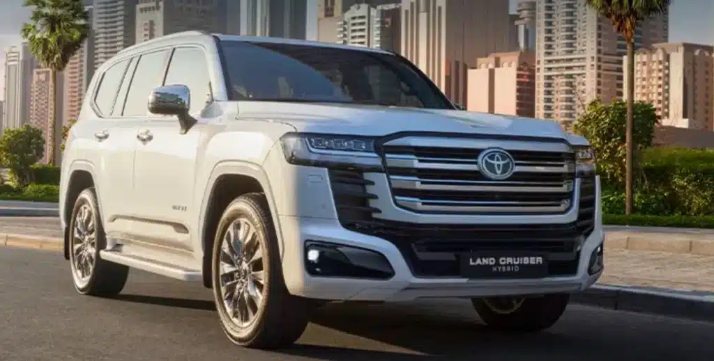 Eng kuchli Land Cruiser 300 gibrid versiyada sotuvga chiqdi / Foto: Toyota