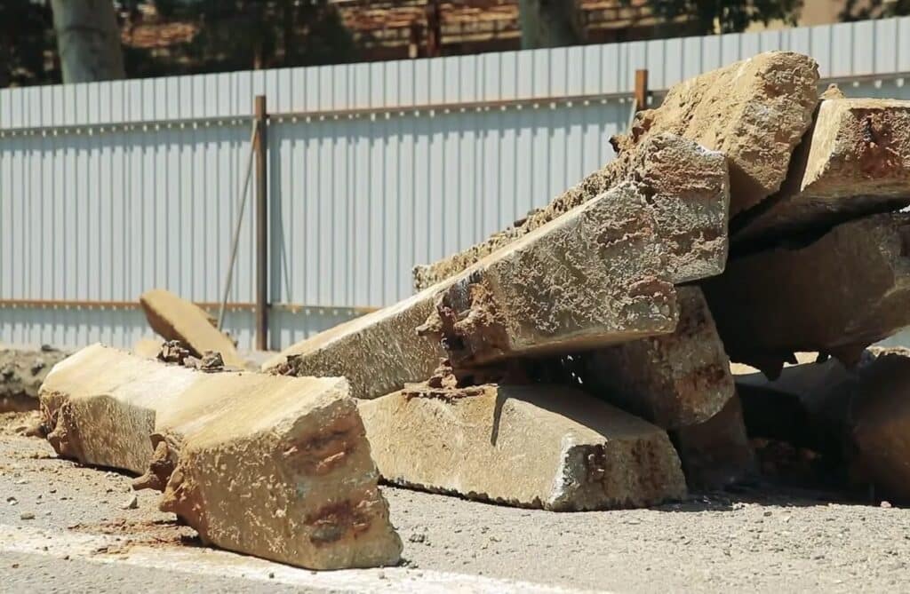 Старые шпалы на улице Шота Руставели в Ташкенте