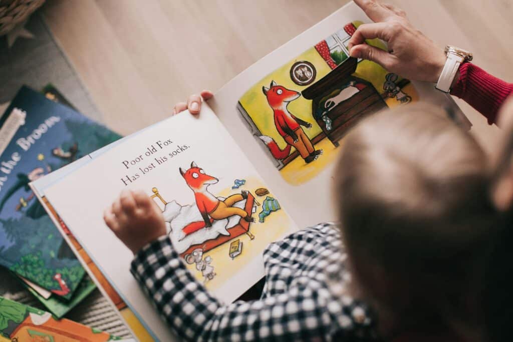 Ребенок читает книгу