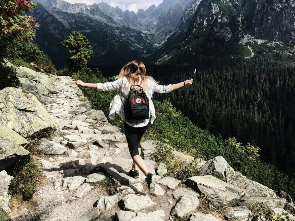 Девушка ходит по горам