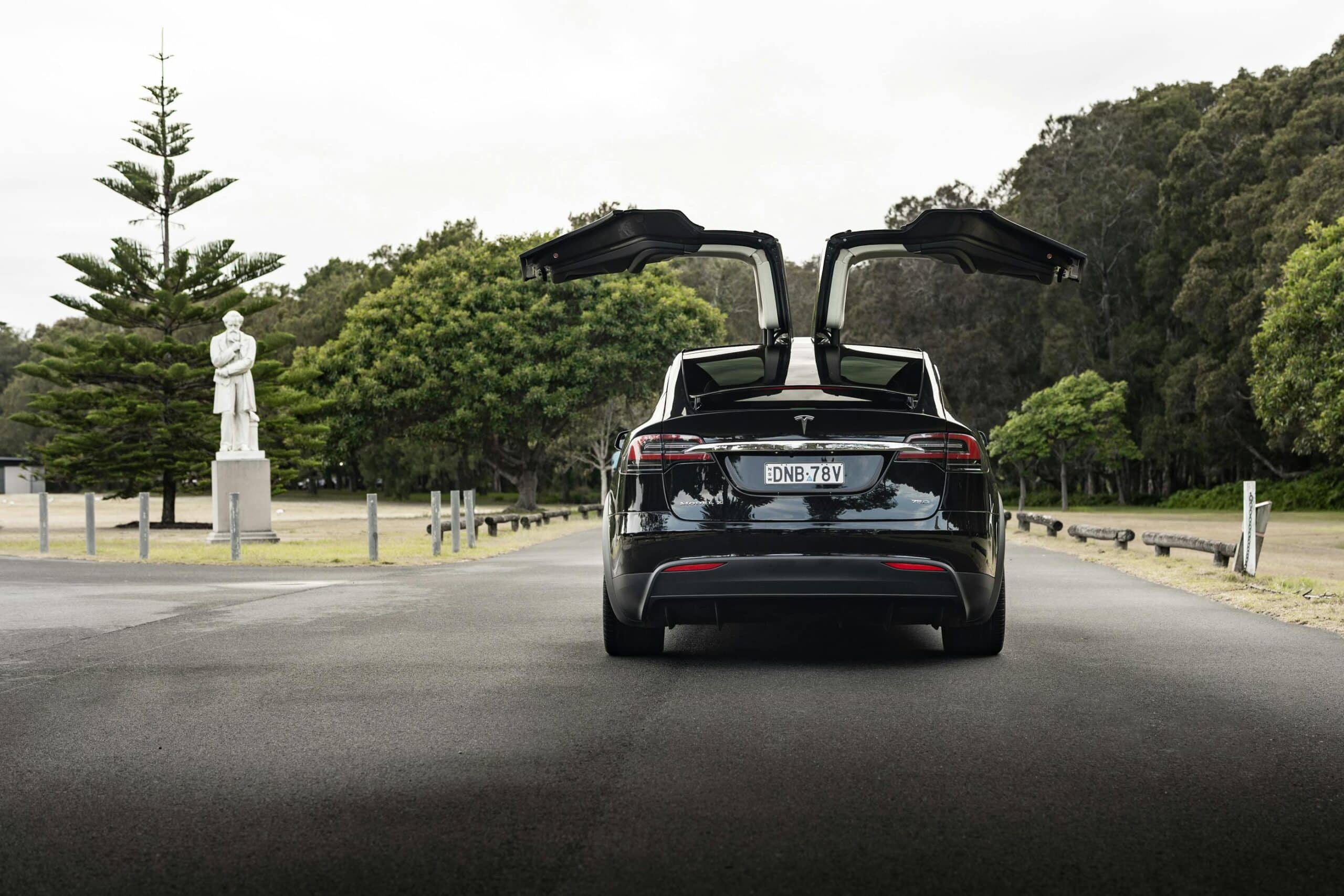 Tesla черного цвета с открывающимися вверх дверями