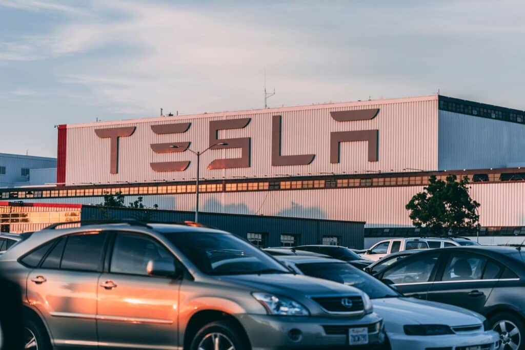 Надпись Tesla на здании