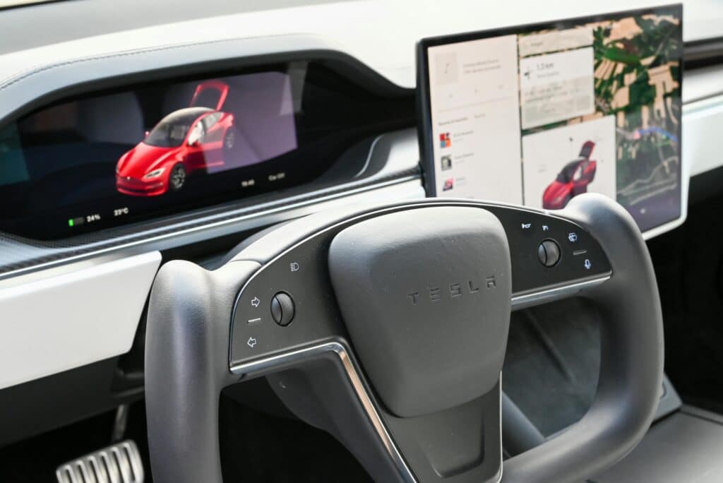 Руль и экран в машине Tesla