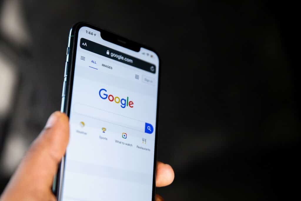 Поисковик Google на смартфоне