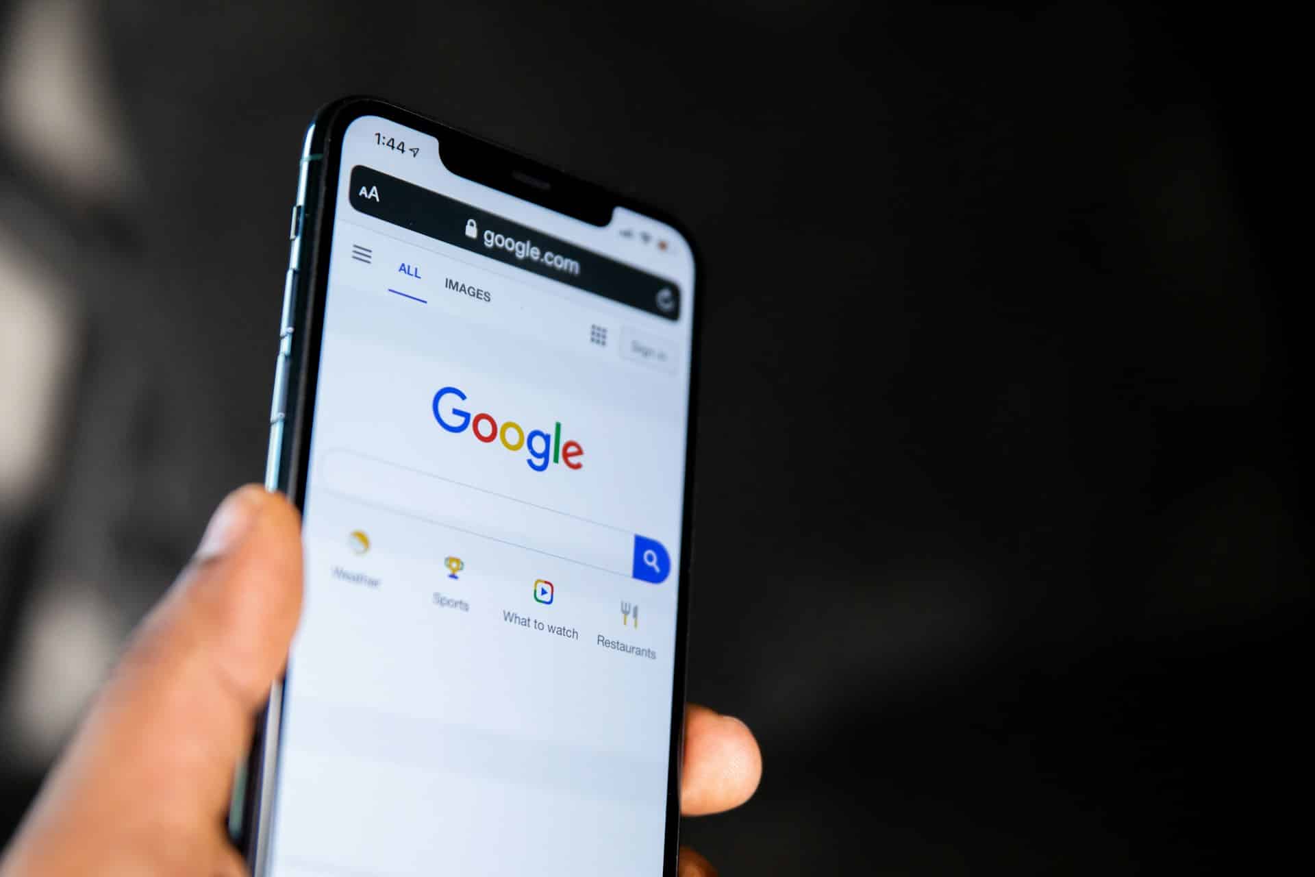 Поисковик Google на смартфоне